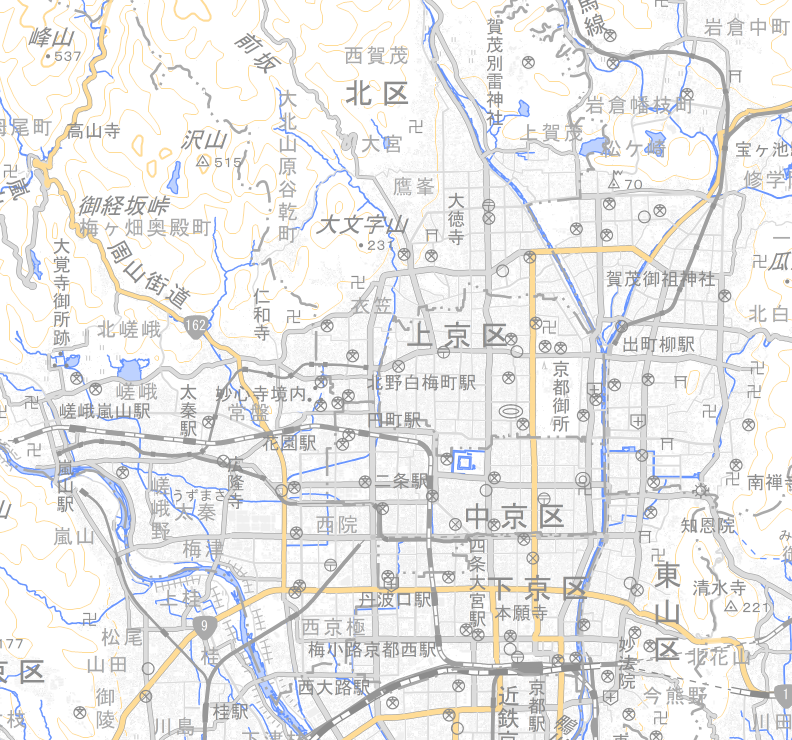 京都市街の実際の地図。宝が池は市街北東、西京極は南西、鴨川の紹介起点は出町柳付近。